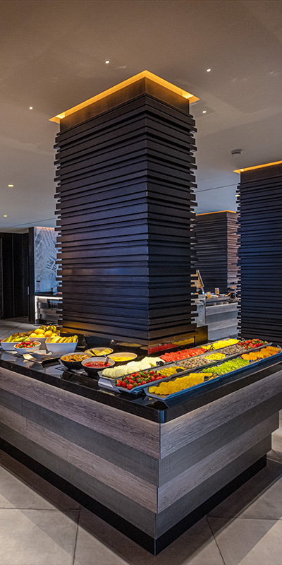  Obst ausgestellt im Ocean Buffet des Faro Hotels, a Lopesan Collection Hotel in Maspalomas, Gran Canaria 